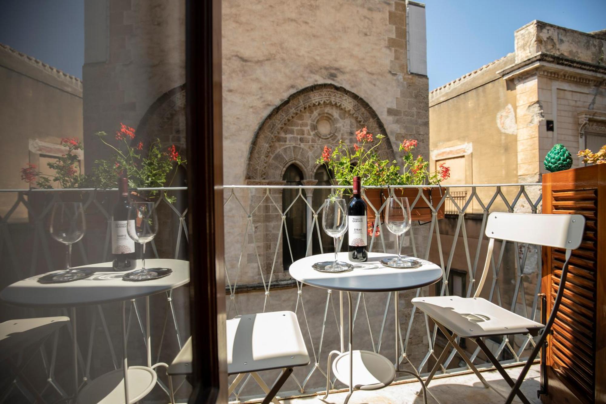 Familyholidays La Finestra Di Fronte Cefalu Exterior photo